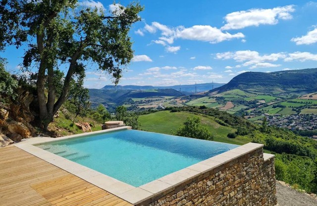 Maison charmante à Saint-Georges-de-Luzençon avec jacuzzi