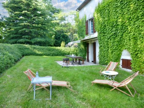Maison chaleureuse à Terres-de-Haute-Charente avec jardin
