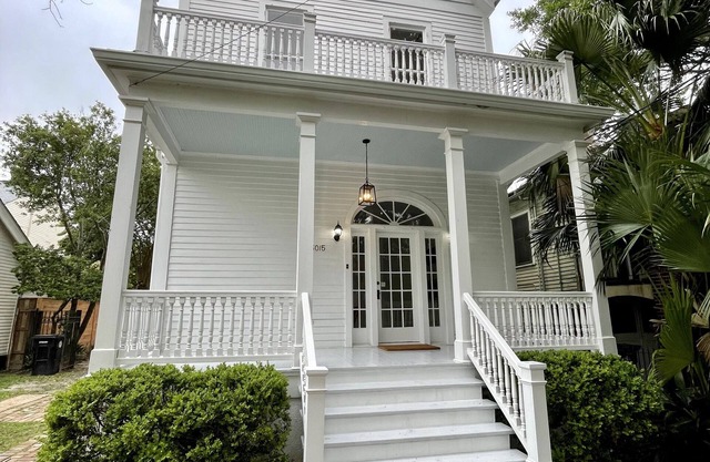 Maison de Camp - Historic Uptown Home Near Parades, Tulane, Bars, Restaurants
