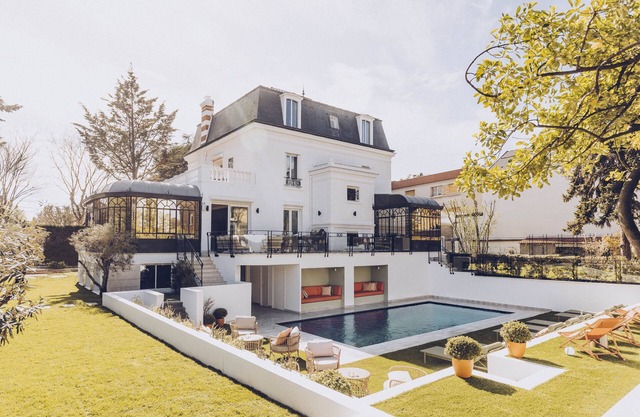 Maison de Prestige Avec Piscine Extérieure à Quelques pas de Paris .!