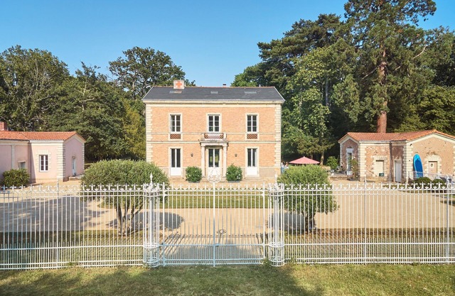 Maison de Maître Avec Piscine- La Champagnère 16 Personnes