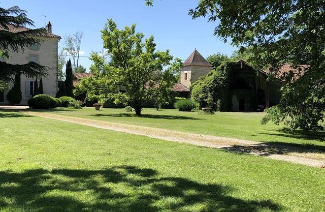 Maison de Maître, manor house style, on the banks of the Lot, countryside, heated swimming pool, tennis court, sauna