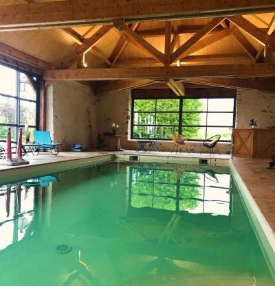 MAISON DE VACANCES AVEC PISCINE INTERIEURE - Le Grand Champagne