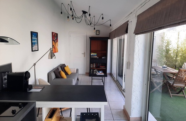 Maison de Vacances, Dans un Écrin de Verdure, Près de la mer