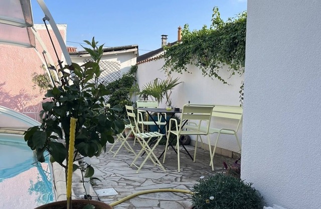 Maison de Ville. Patio et Piscine aux Beaux Jours. 4 Chambres, 2 Sdb. Au Calme