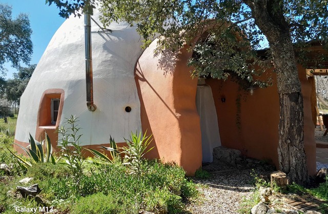 "maison Dome Écologique" en Plein Millieu de la Campagne