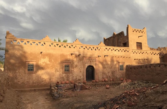 Maison en terre au milieu de la palmeraie