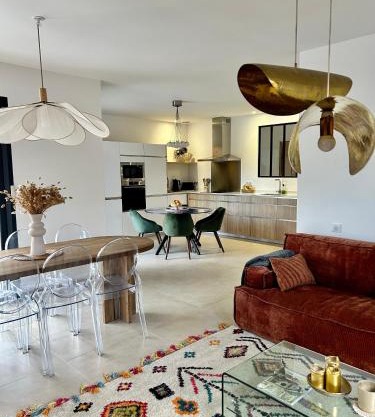 Maison familiale neuve avec piscine.