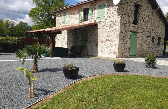 Maison Renove et Independante a Bord du lac Avec Jardin et Piscine Prive