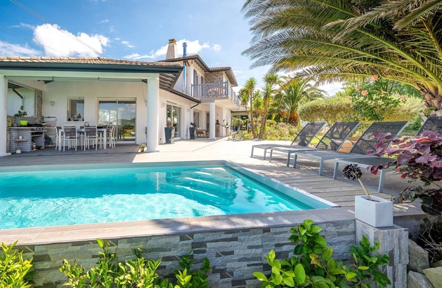 Maison Madalena With Pool close to ocean, Urrugne, France