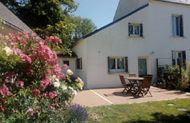 Maison Mitoyenne, Entrée Indépendante, Dans un Grand Jardin,