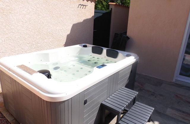 Maison Rénové Avec Terrasses , un Spa, Entouré de Champs et à 15mn de Marseille