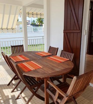 Maison spacieuse à Petit Canal, 104 m², proche sites historiques