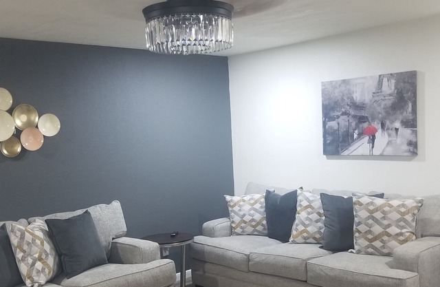Majestic 1BR apartment in close to shopping and restaurants