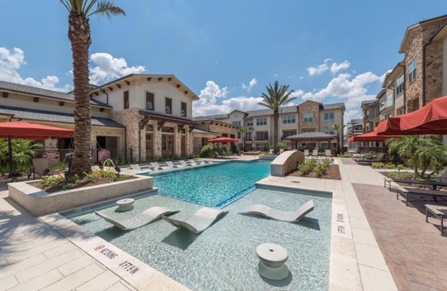 Majestic 3 story townhome w/ Pool/Garage/King bed