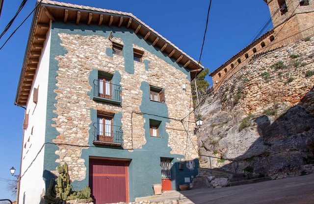 Majestic holiday home in Benabarre with balcony