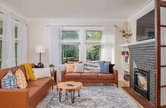 Majestic Mansion on State - Sleeps 13
