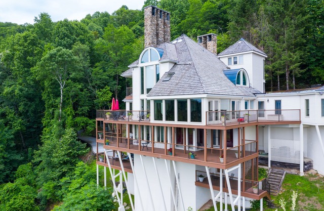 Majestic Mountain Chateau with 20 mile view