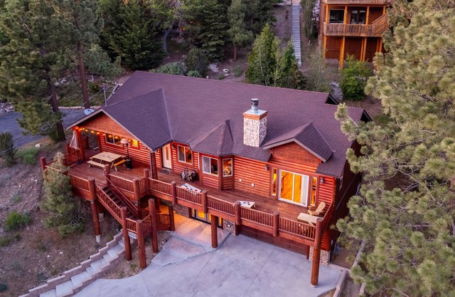 Majestic Views - Game room. Stunning Views. 2 car garage.EV Charger .