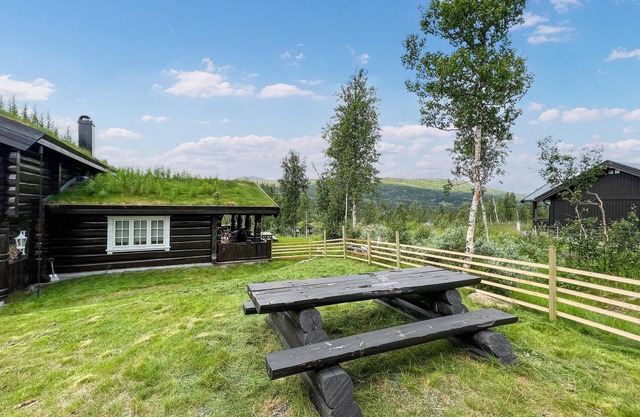 Make yourself comfortable in this open-plan log cabin with a wonderful view of the countryside.