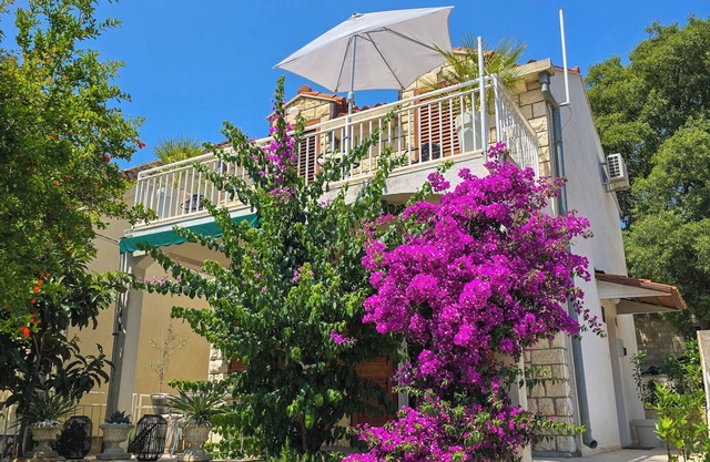 Mala Kuća - cozy house by the sea with air conditioning!