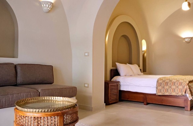 Malkata House Luxe Suite: Desert, Pool & Dine