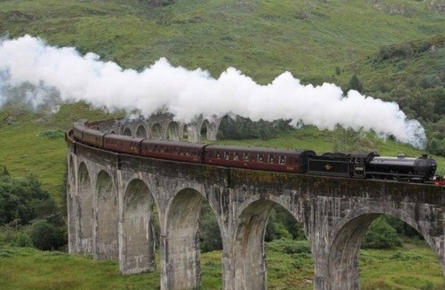 Mallaig Cottage - Harry Potter Steam Train Passes at bottom of Garden