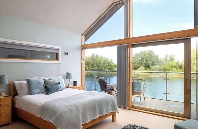 Mallard | Lakehouse Cotswolds Stay + Hot Tub