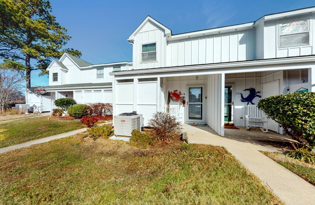 Mallard Lakes Home Overlooking the Water w/Private W/D, Shared Pool, WiFi