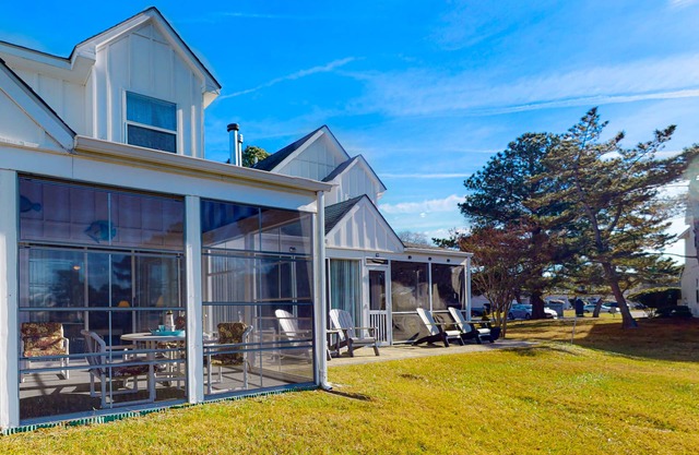 Mallard Lakes Home w/Beautiful Water Views From Screened-In Porch, Shared Pool, WD