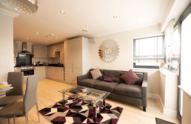 Malthouse Court -Luxury 2-Bed Penthouse w Balcony