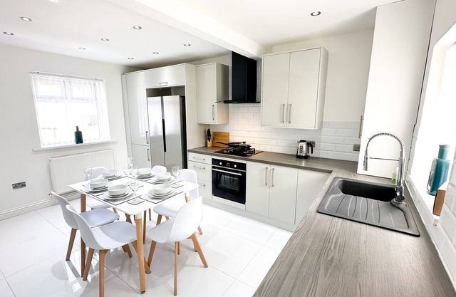 Malvern House by Blue Skies Stays