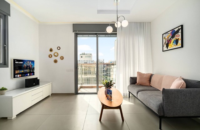 MAMAD Beach & City Center with Sea View by FeelHome
