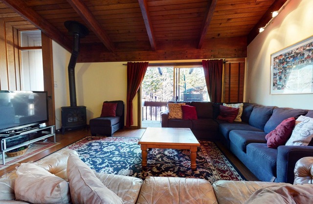 Mammoth Estates 229 Spacious Pet-friendly Mountain Modern Condo with Private Washer Dryer by RedAwning