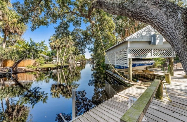 Manatee & kayak friendly waterfront cottage