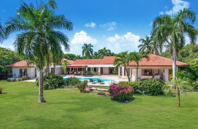 Mangos 11a: Luxury retreat, pool, staff & golf cart