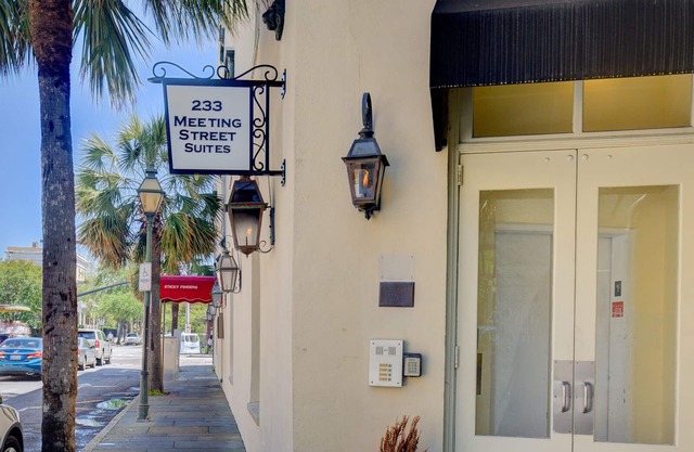 Manhattan Suite-Where Luxury and Location Meet/In The Heart of Historic Chas.