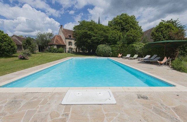Manor 450 m2-6 bedrooms-14 people, large garden, swimming pool, near golf course