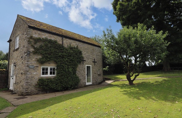 MANOR BARN COTTAGE, family friendly in Great Longstone