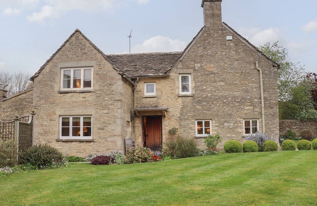 MANOR COTTAGE, pet friendly, character holiday cottage in Poulton