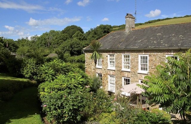 MANOR FARMHOUSE, pet friendly, luxury holiday cottage in Dittisham