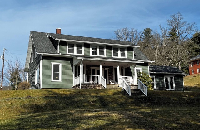 Manor House - a welcoming 5-bedroom getaway on 110 acres in Roaring Branch