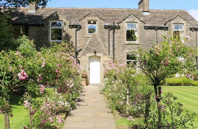 MANOR HOUSE, family friendly, with hot tub in Oswaldtwistle
