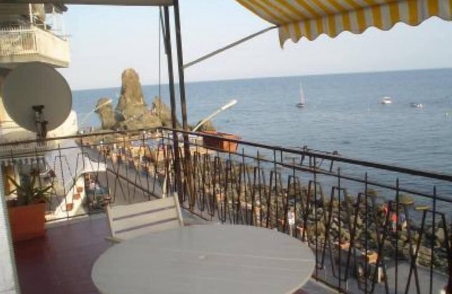 "Manor house on the sea of Acitrezza"