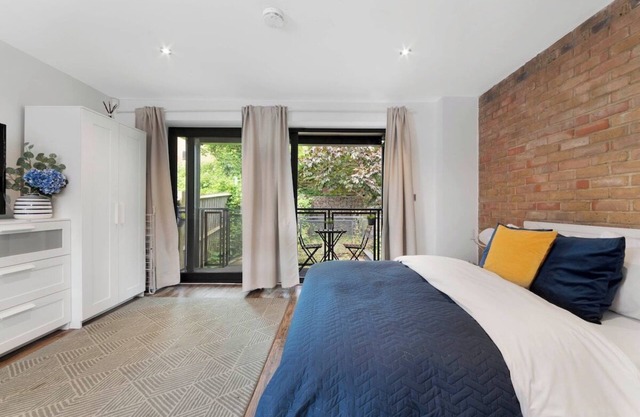 Manor House Studio by MoreThanStays | Garden