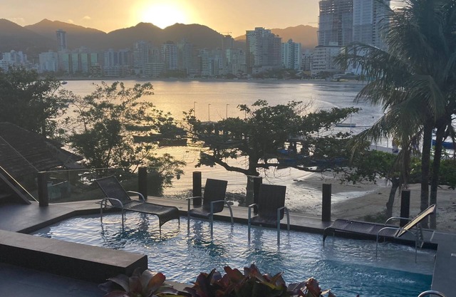 Mansão com com Piscina e Incrivel Para o Mar e Cidade de Itapema