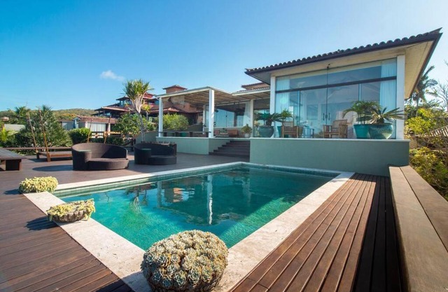 Mansão Imponente com Seis Suítes a 1min das Areias Praia da Ferradura Por Luxury Rentals