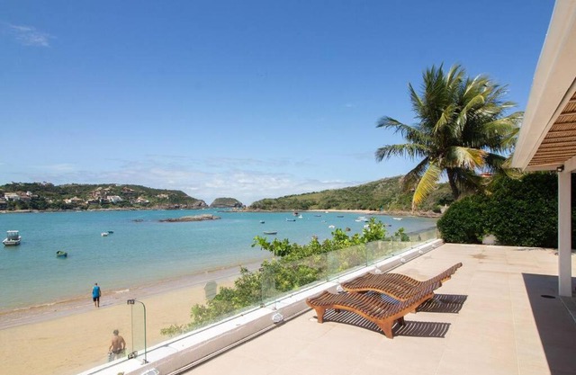 Mansão Pé na Areia da Ferradura Por Luxury Rentals