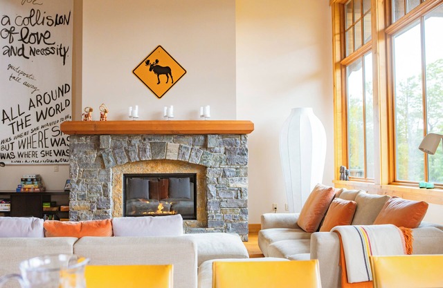 Mansfield Mountain Retreat: 4 br ski-in/ski-out, fireplace, free ski shuttle, a/c, decks!