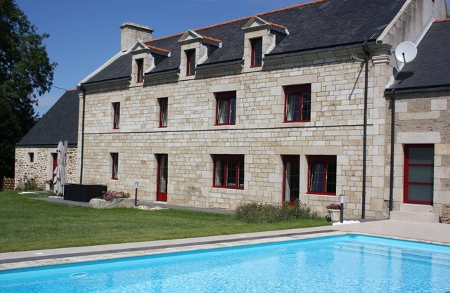 Mansion for 10 people with heated indoor pool